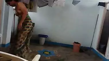 desi with hairy armpit wears saree after bath